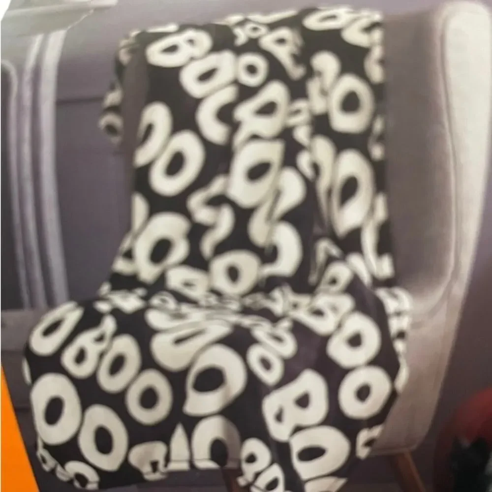 HALLOWEEN BOO THROW‎